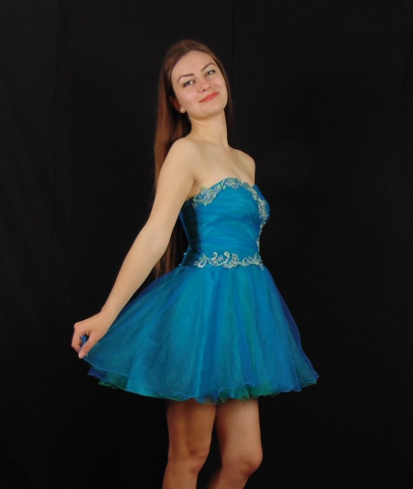 Младите съветници на Казанлък предоставят тоалети на абитуриенти в нужда