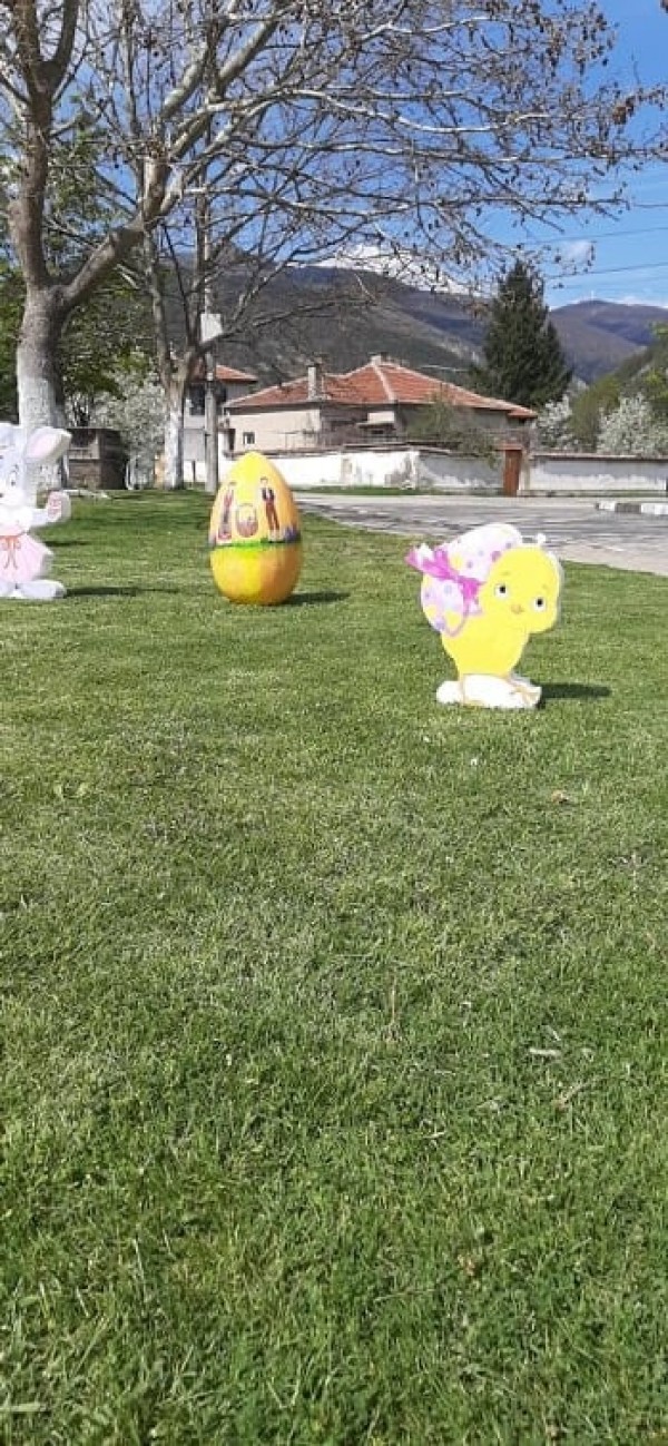 Енина се изпъстри с великденска украса