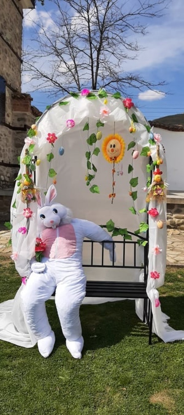 Енина се изпъстри с великденска украса