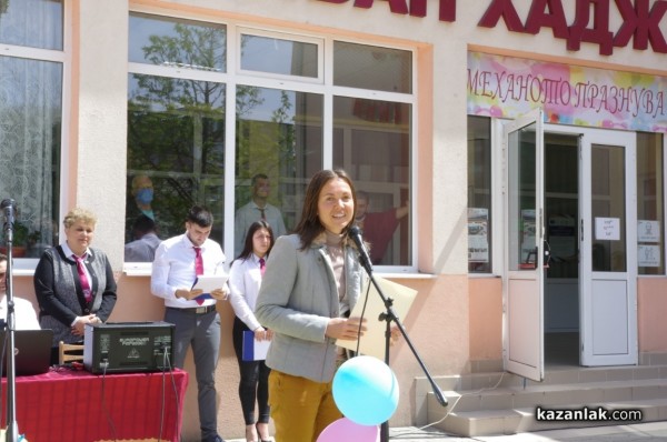 96 балона полетяха в небето за годишнината на ПГ “Иван Хаджиенов“