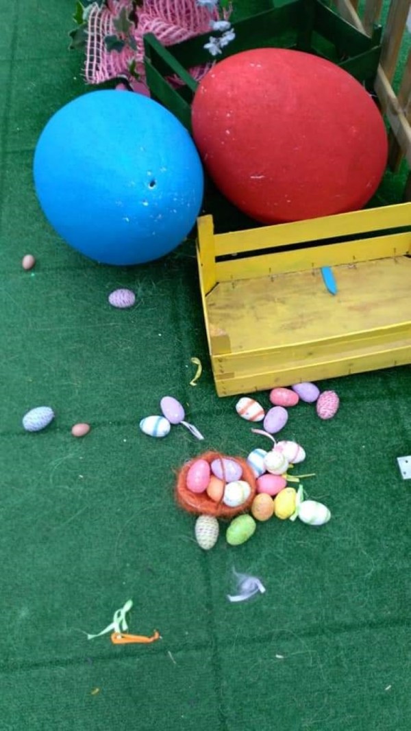 Малки деца унищожиха великденска украса