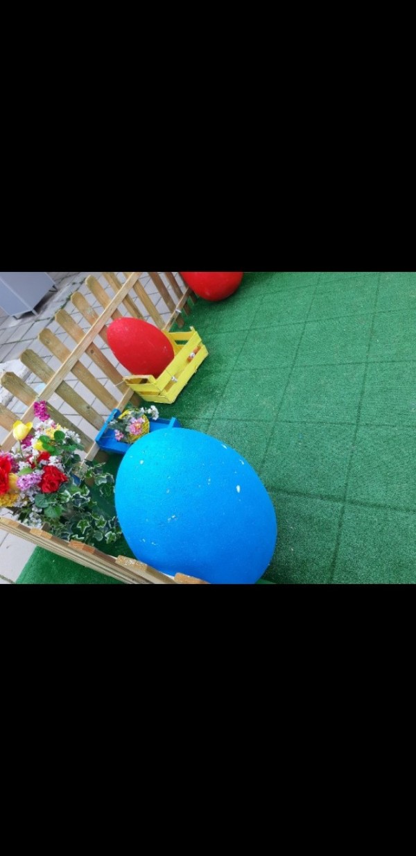 Малки деца унищожиха великденска украса