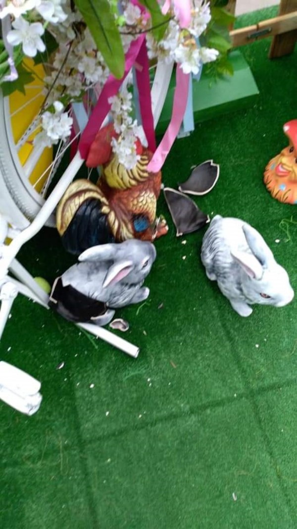 Малки деца унищожиха великденска украса