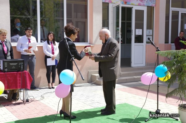 96 балона полетяха в небето за годишнината на ПГ “Иван Хаджиенов“