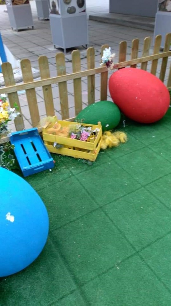 Малки деца унищожиха великденска украса