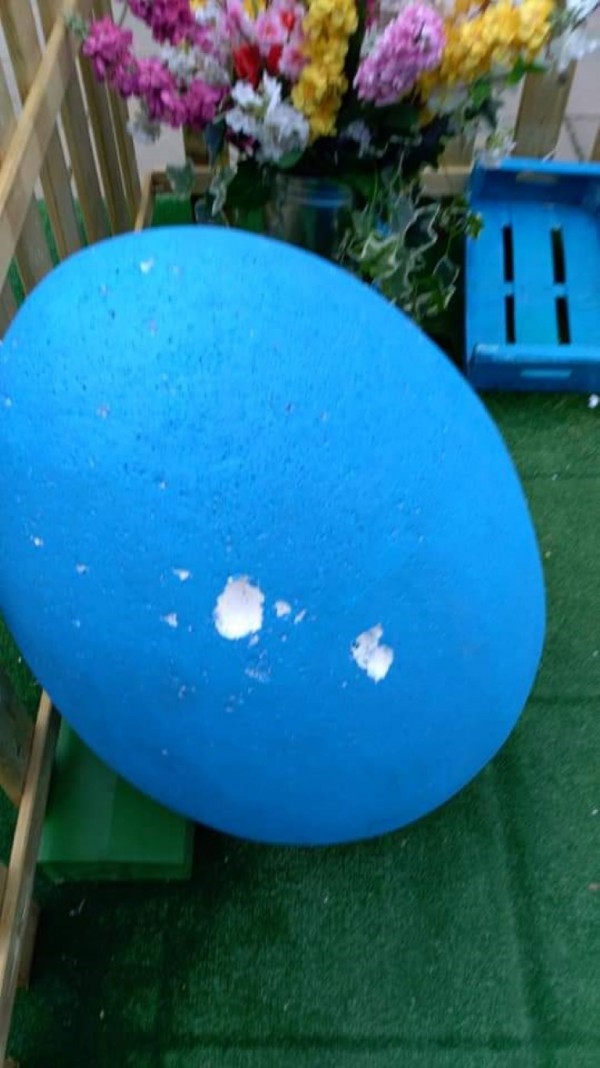 Малки деца унищожиха великденска украса