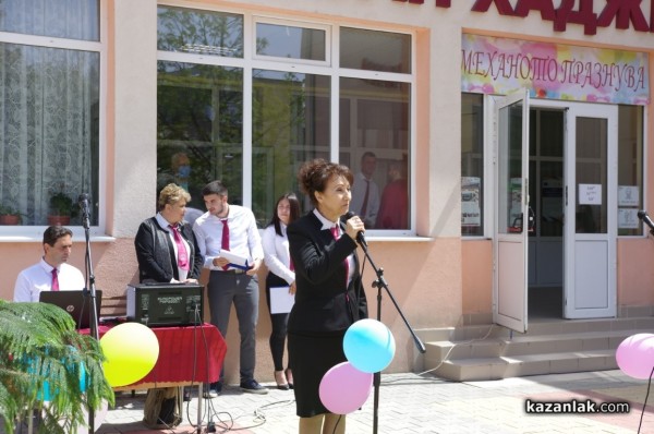 96 балона полетяха в небето за годишнината на ПГ “Иван Хаджиенов“