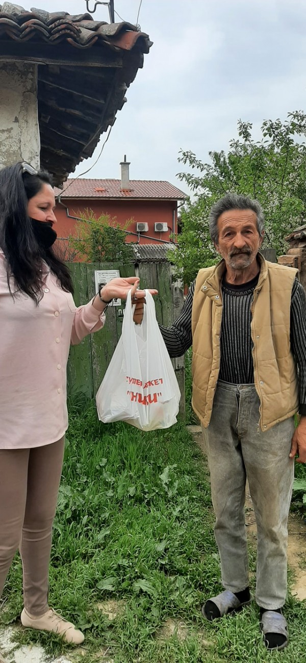 Велика събота - ден за доброта: 61 пакета с храна бяха раздадени в Енина