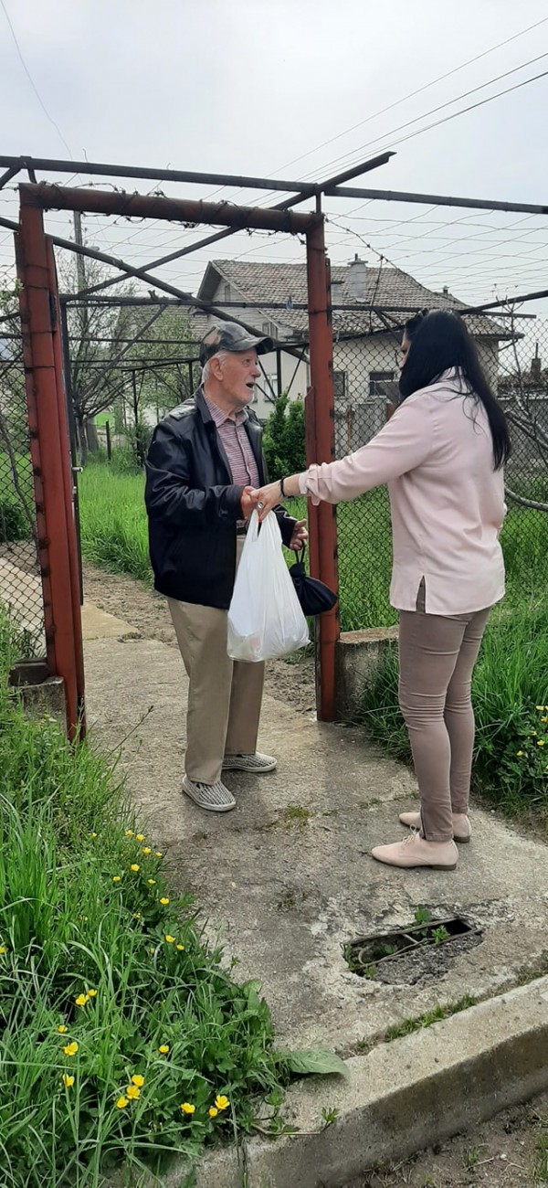 Велика събота - ден за доброта: 61 пакета с храна бяха раздадени в Енина