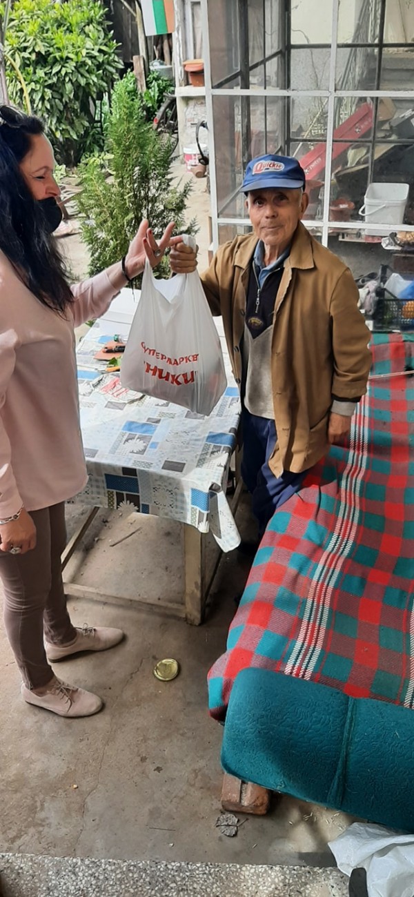 Велика събота - ден за доброта: 61 пакета с храна бяха раздадени в Енина