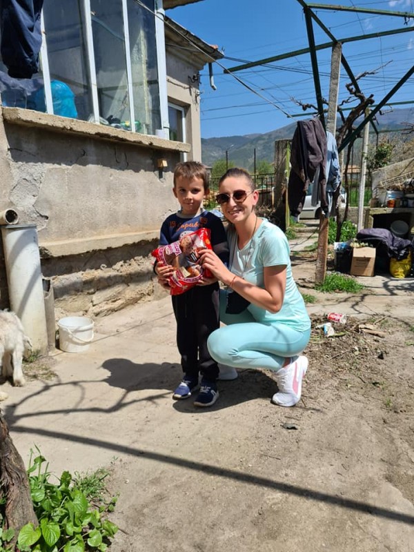 Поредната благотворителна мисия на Виктория зарадва хора в нужда за Великден