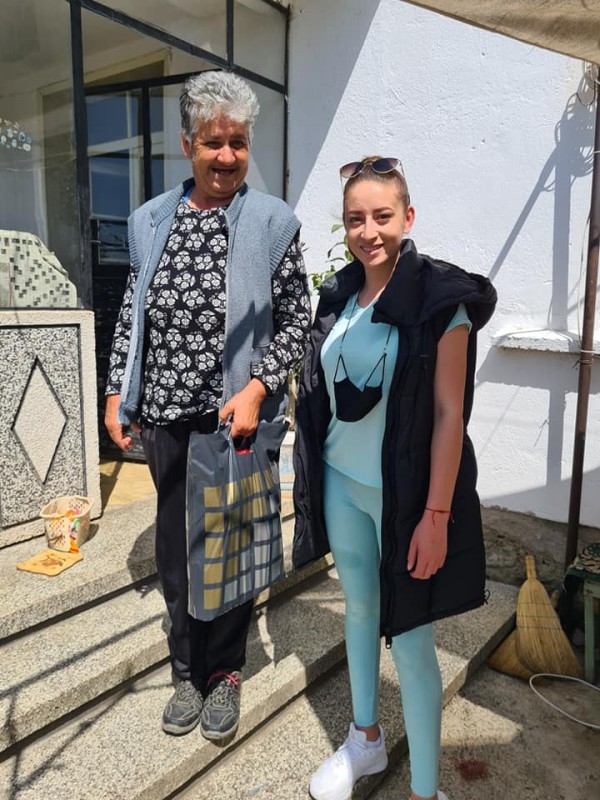 Поредната благотворителна мисия на Виктория зарадва хора в нужда за Великден