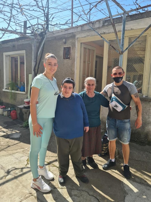 Поредната благотворителна мисия на Виктория зарадва хора в нужда за Великден