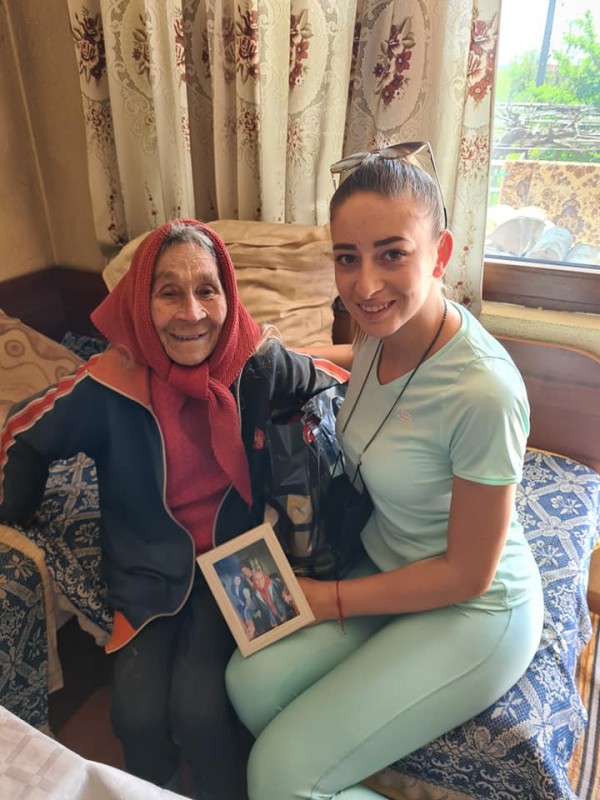 Поредната благотворителна мисия на Виктория зарадва хора в нужда за Великден