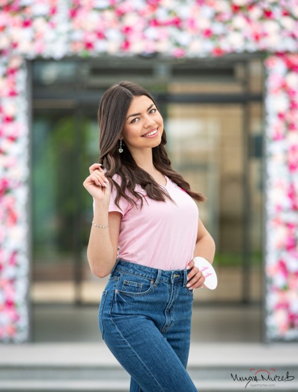 Вижте всички участнички в конкурс “Царица роза 2021“