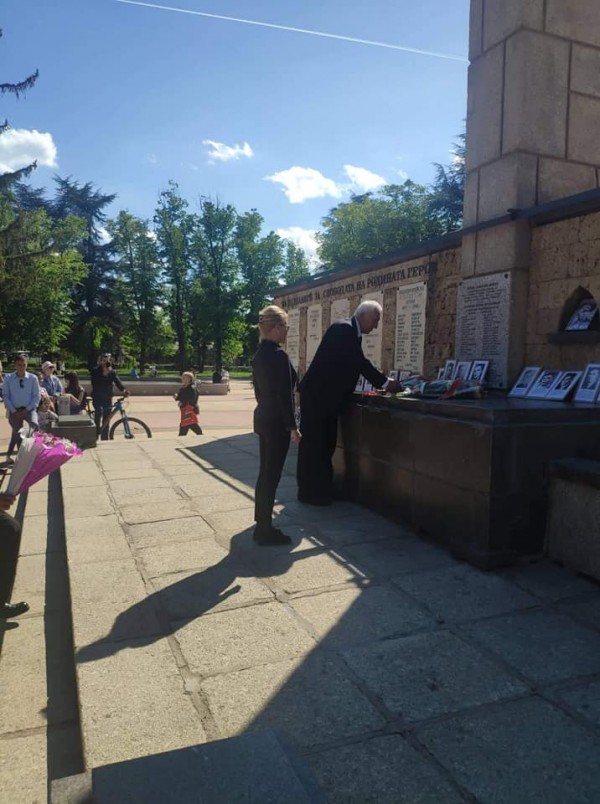 Десетки казанлъчани отбелязаха Деня на победата