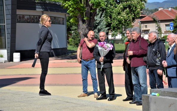 Десетки казанлъчани отбелязаха Деня на победата