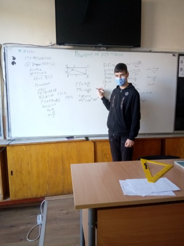 Ученици и учители си размениха ролите в ПГ „Иван Хаджиенов”