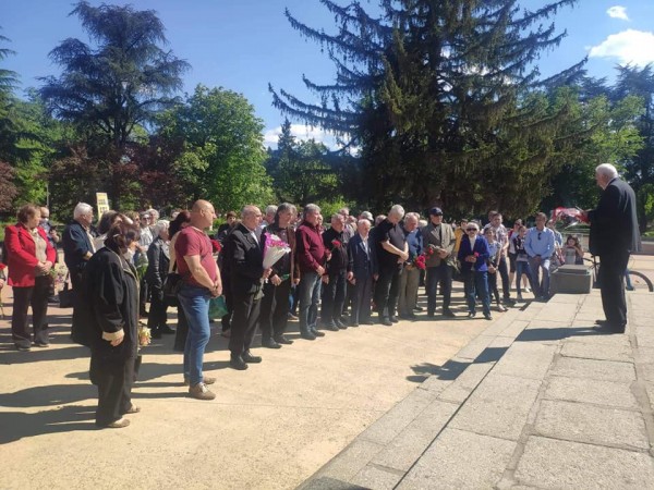 Десетки казанлъчани отбелязаха Деня на победата