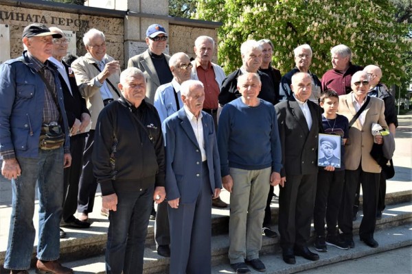 Десетки казанлъчани отбелязаха Деня на победата