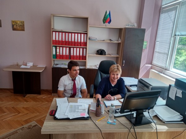 Ученици и учители си размениха ролите в ПГ „Иван Хаджиенов”