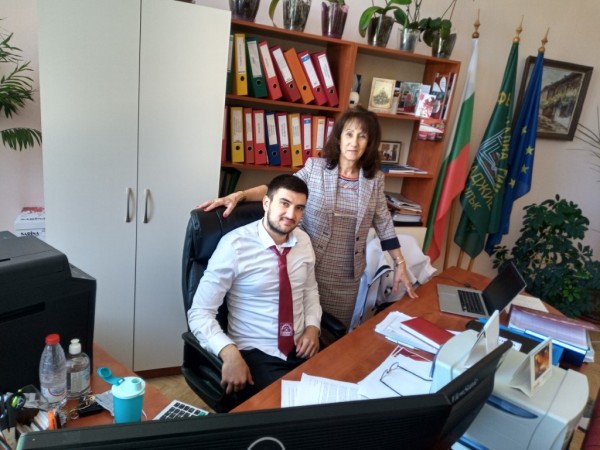 Ученици и учители си размениха ролите в ПГ „Иван Хаджиенов”