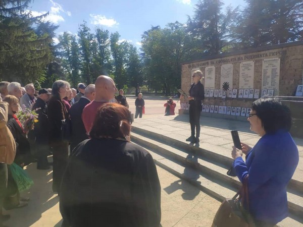 Десетки казанлъчани отбелязаха Деня на победата