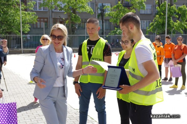Отборите на СУ „Екзарх Антим I” и ПГТТМ победиха в състезанието по безопасност на движението