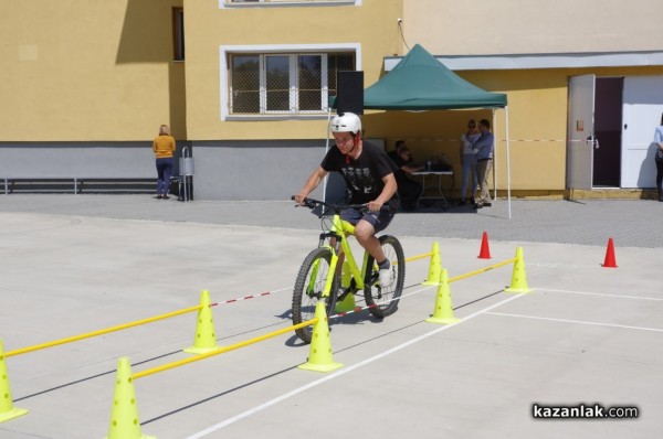 Отборите на СУ „Екзарх Антим I” и ПГТТМ победиха в състезанието по безопасност на движението