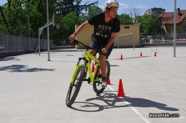 Отборите на СУ „Екзарх Антим I” и ПГТТМ победиха в състезанието по безопасност на движението