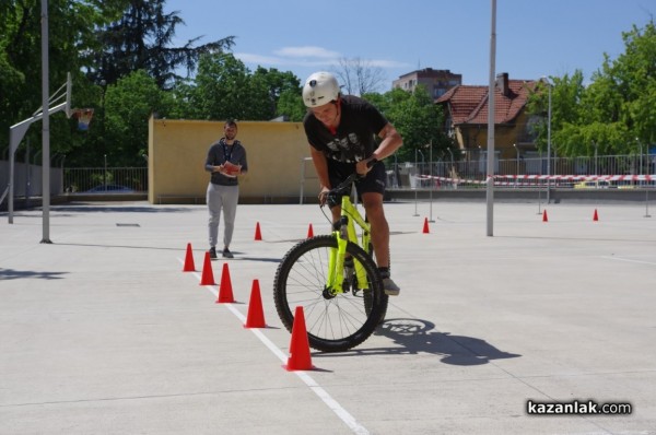 Отборите на СУ „Екзарх Антим I” и ПГТТМ победиха в състезанието по безопасност на движението