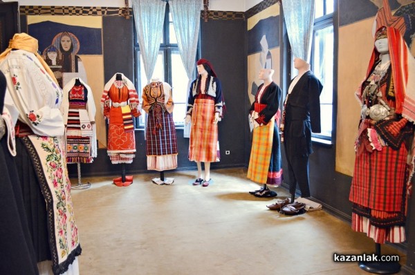 В зала Иван Милев редят изложба с носии, посветена на българските бежанци / Новини от Казанлък