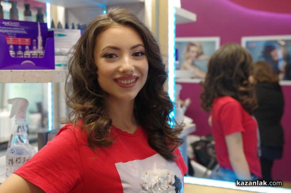 13 фризьори и гримьори разкрасяваха претендентките за Царица Роза 2021