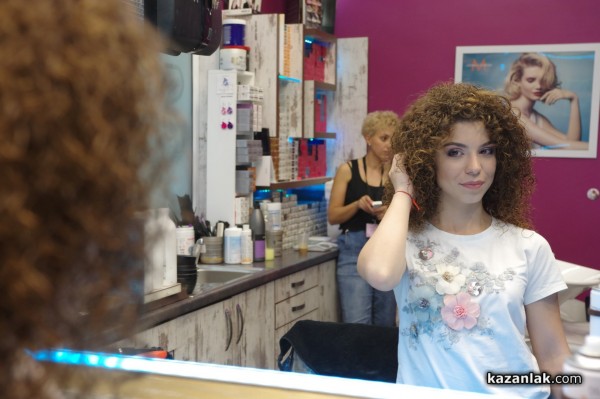 13 фризьори и гримьори разкрасяваха претендентките за Царица Роза 2021