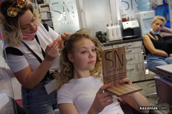 13 фризьори и гримьори разкрасяваха претендентките за Царица Роза 2021