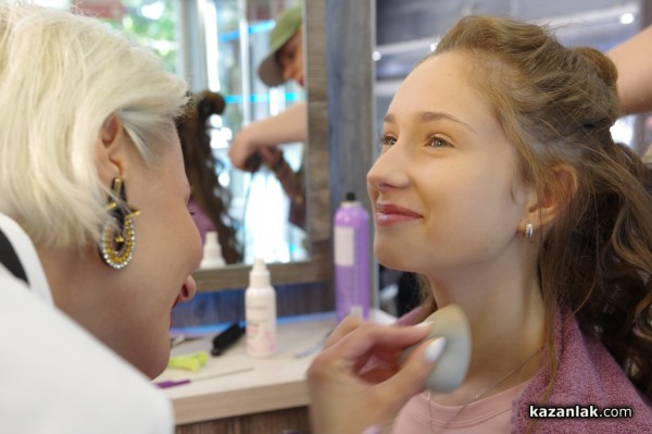 13 фризьори и гримьори разкрасяваха претендентките за Царица Роза 2021