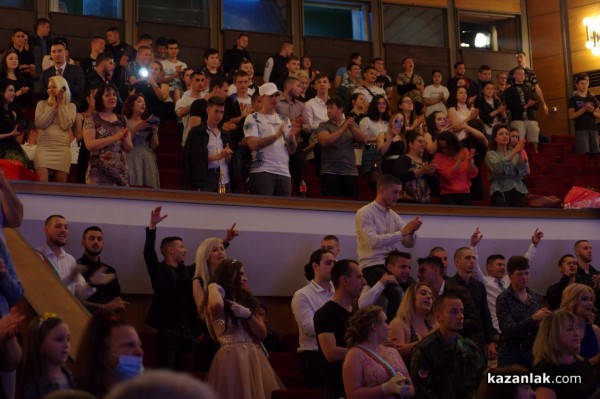 На 65-та си годишната ПГТТМ изпрати своите 78 абитуриенти