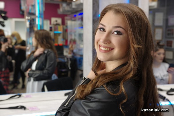 13 фризьори и гримьори разкрасяваха претендентките за Царица Роза 2021