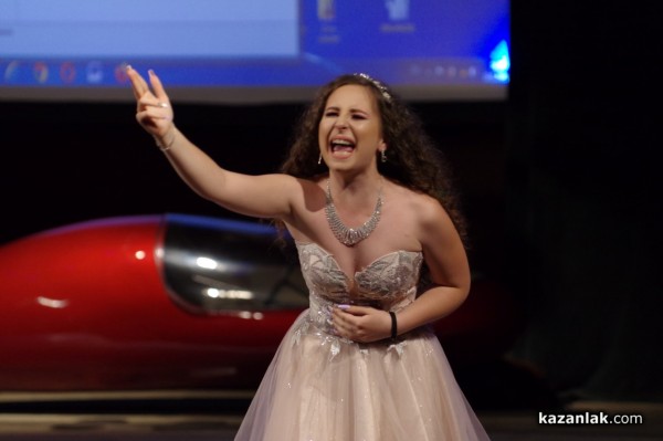 На 65-та си годишната ПГТТМ изпрати своите 78 абитуриенти