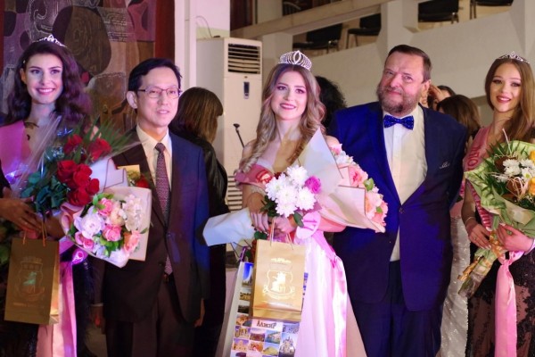 Царица Роза 2021 е Александра Хаджихристова