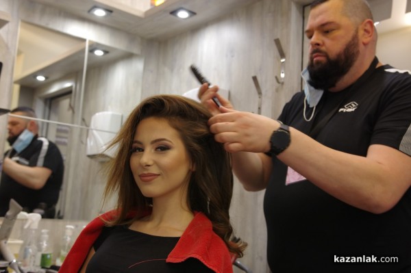 13 фризьори и гримьори разкрасяваха претендентките за Царица Роза 2021