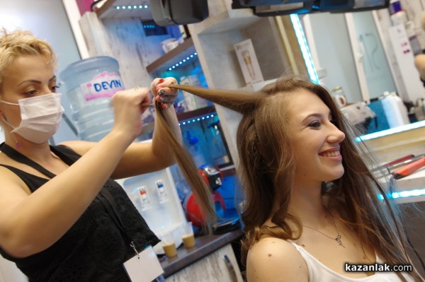 13 фризьори и гримьори разкрасяваха претендентките за Царица Роза 2021