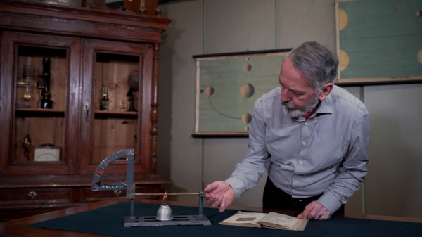 Тео влиза в главната роля във филм на Националния музей на образованието