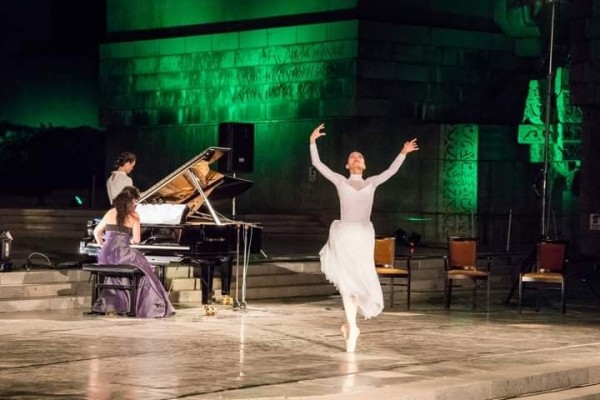 Надежда Цанова, Йоана Буковска и Веса Томова със спектакъл под звездите в събота