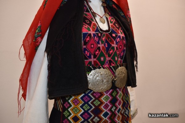 Уникална изложба представя красотата на български бежански носии 