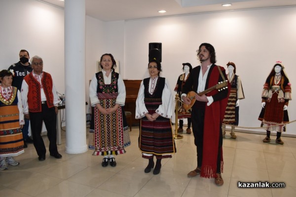 Уникална изложба представя красотата на български бежански носии 