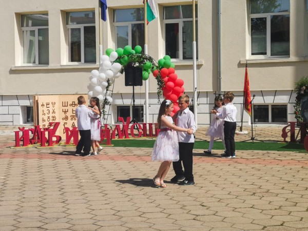 С песни, танци и много настроение премина 24 май в ОУ “Св. Паисий Хилендарски“