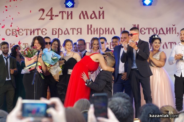 Абитуриенка се сгоди на площада в Казанлък