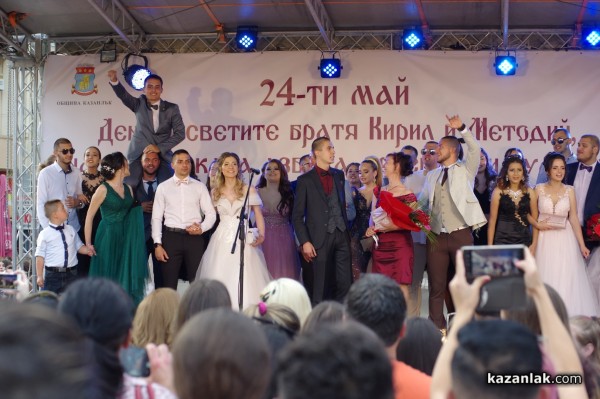 Абитуриенка се сгоди на площада в Казанлък