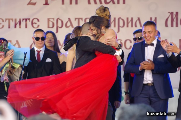 Абитуриенка се сгоди на площада в Казанлък